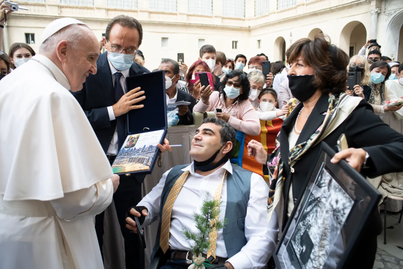 Pope Francis greets endurance athlete Michael Haddad at the general audience in the San Damaso Courtyard of the Apostolic Palace, June 2, 2021.?w=200&h=150